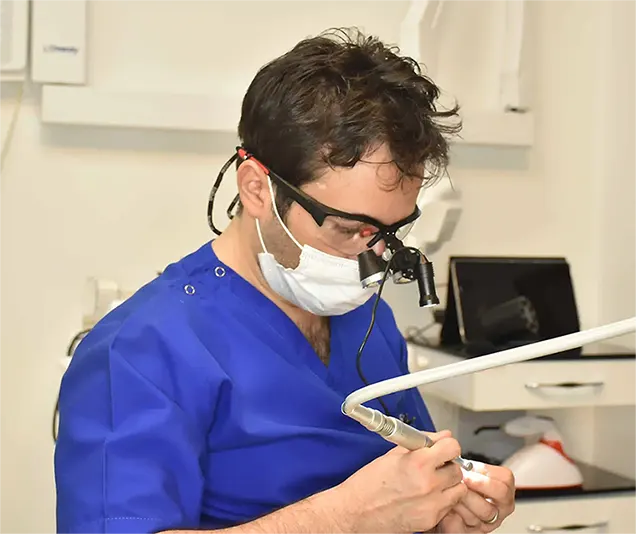 دکتر مهدی کریمی متخصص ایمپلنت‌ دندان